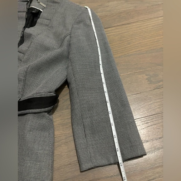 WHBM Black & White Belted Cropped Blazer. Size 2. Excellent condition! - Picture 10 of 10